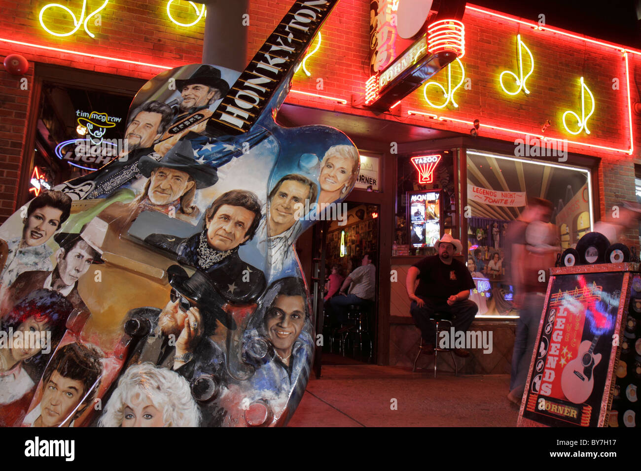 Tennessee Nashville,Music City USA,Downtown,Lower Broadway,strip,neon light,sign,honky tonk,Street,marciapiede,Legends Corner,musica country,GuitarTown Pr Foto Stock