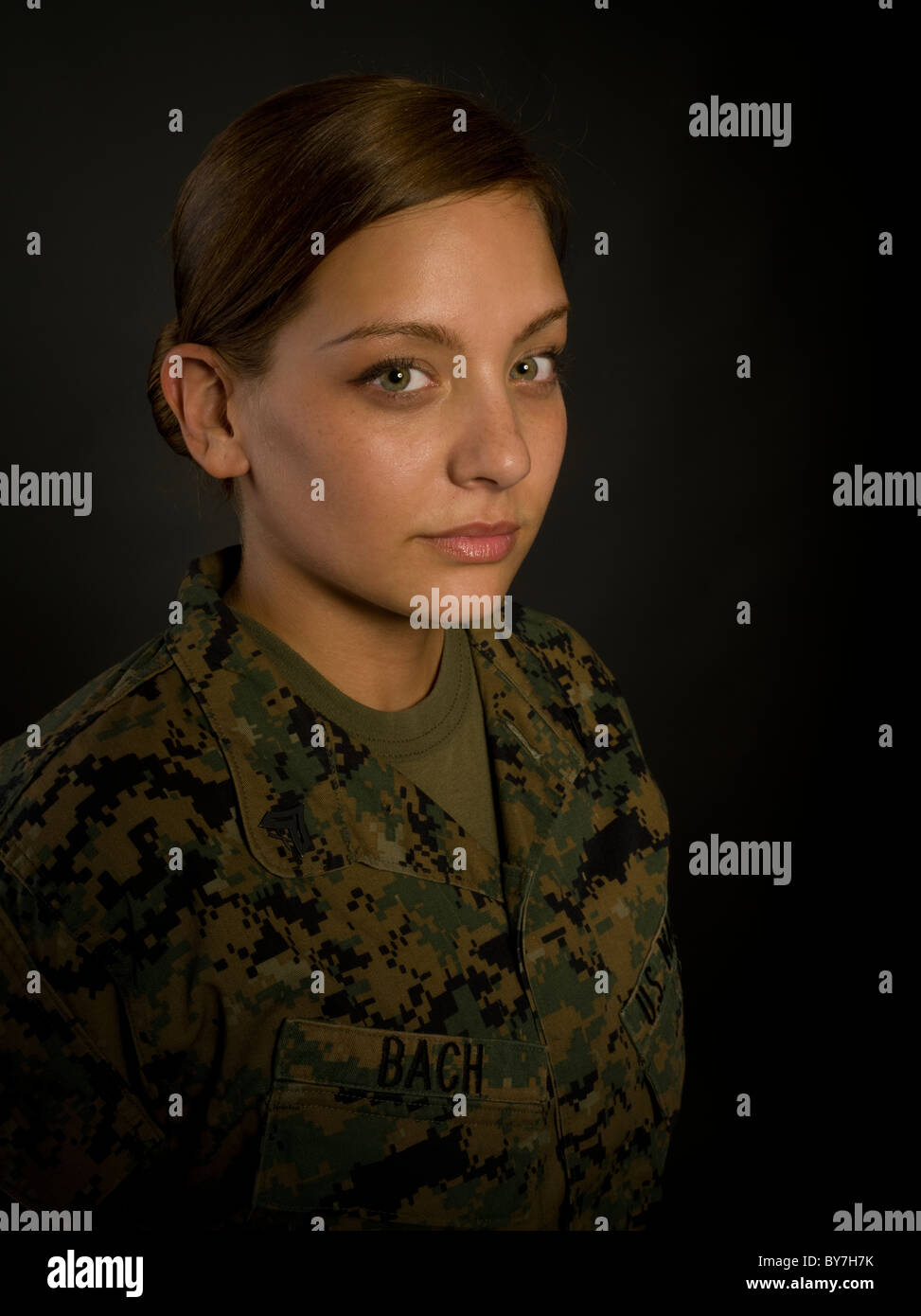 Ritratto di donna United States Marine Corps Marine in Marine Corps Combat uniforme di utilità Foto Stock