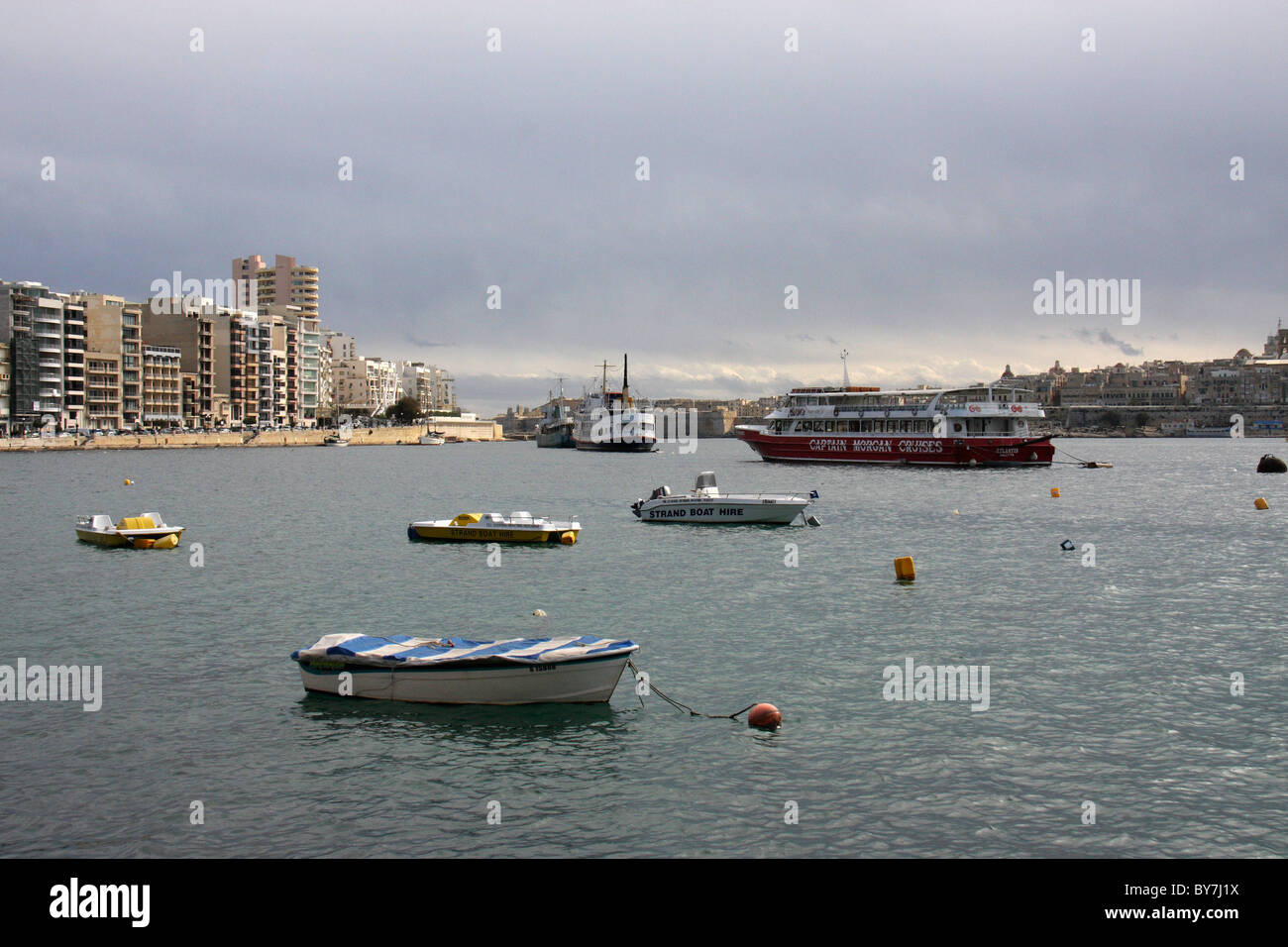 Le imbarcazioni turistiche,le chiese e gli edifici sul porto di La Valletta, Malta Foto Stock