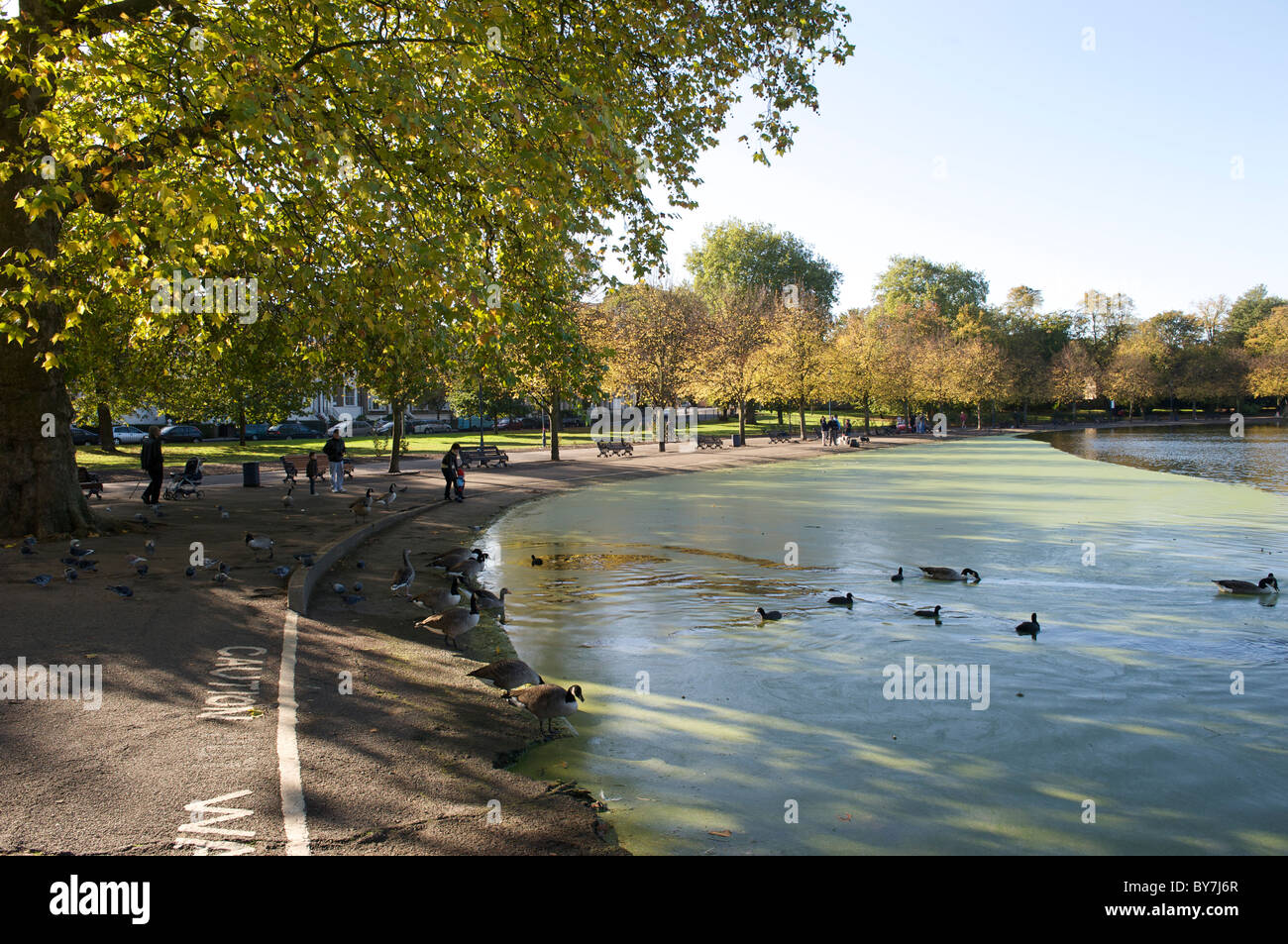 Victoria Park, a Londra con il Pavilion Cafe e il lago Foto Stock