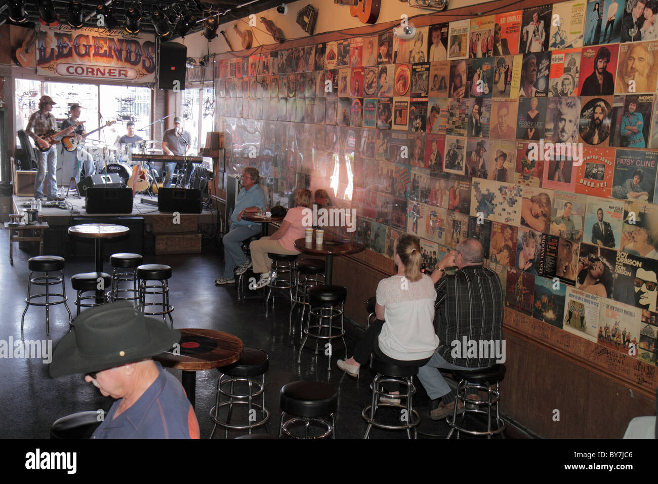 Nashville Tennessee, Music City USA, Downtown, Lower Broadway, Strip, Legends Corner, bar lounge pub, intrattenimento dal vivo, honky tonk, palco, musicista, playi Foto Stock