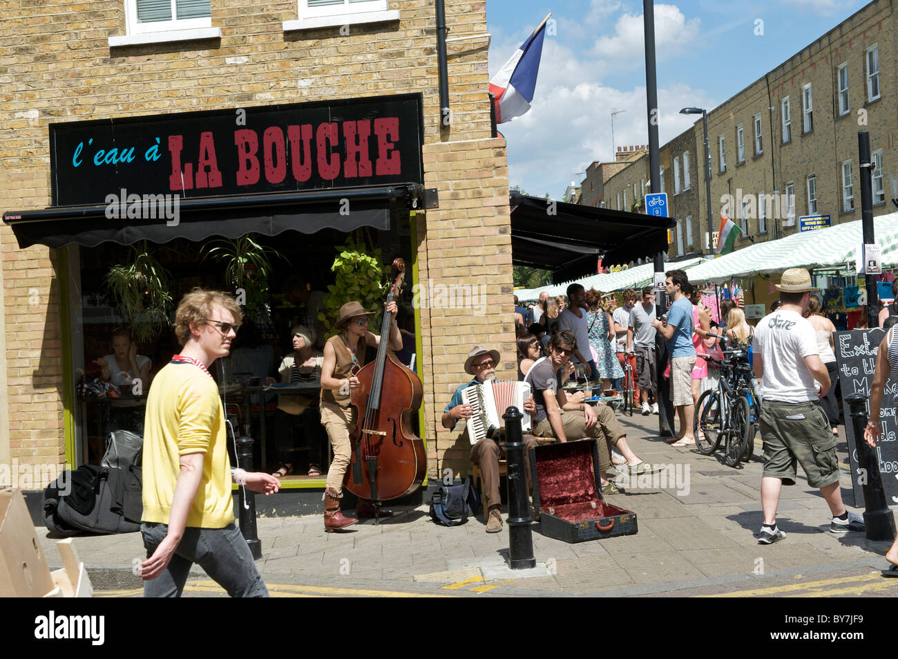 Buskers fuori La Bouche ristorante francese in Broadway Market Londra Foto Stock