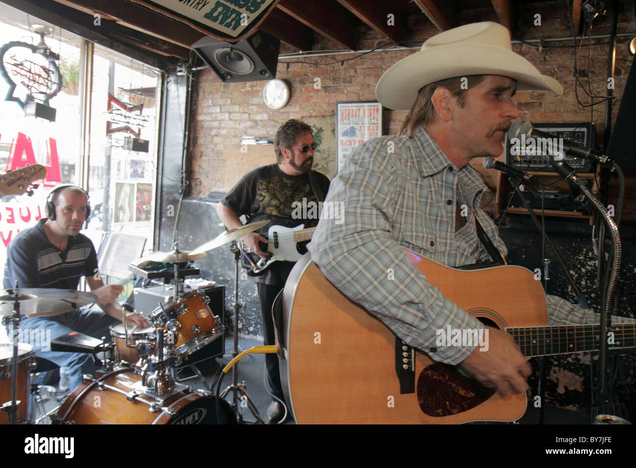 Nashville Tennessee,Music City USA,Downtown,Lower Broadway,strip,bar lounge pub,intrattenimento dal vivo,musica honky tonk,palco,musicista,musica,band,esibizioni Foto Stock