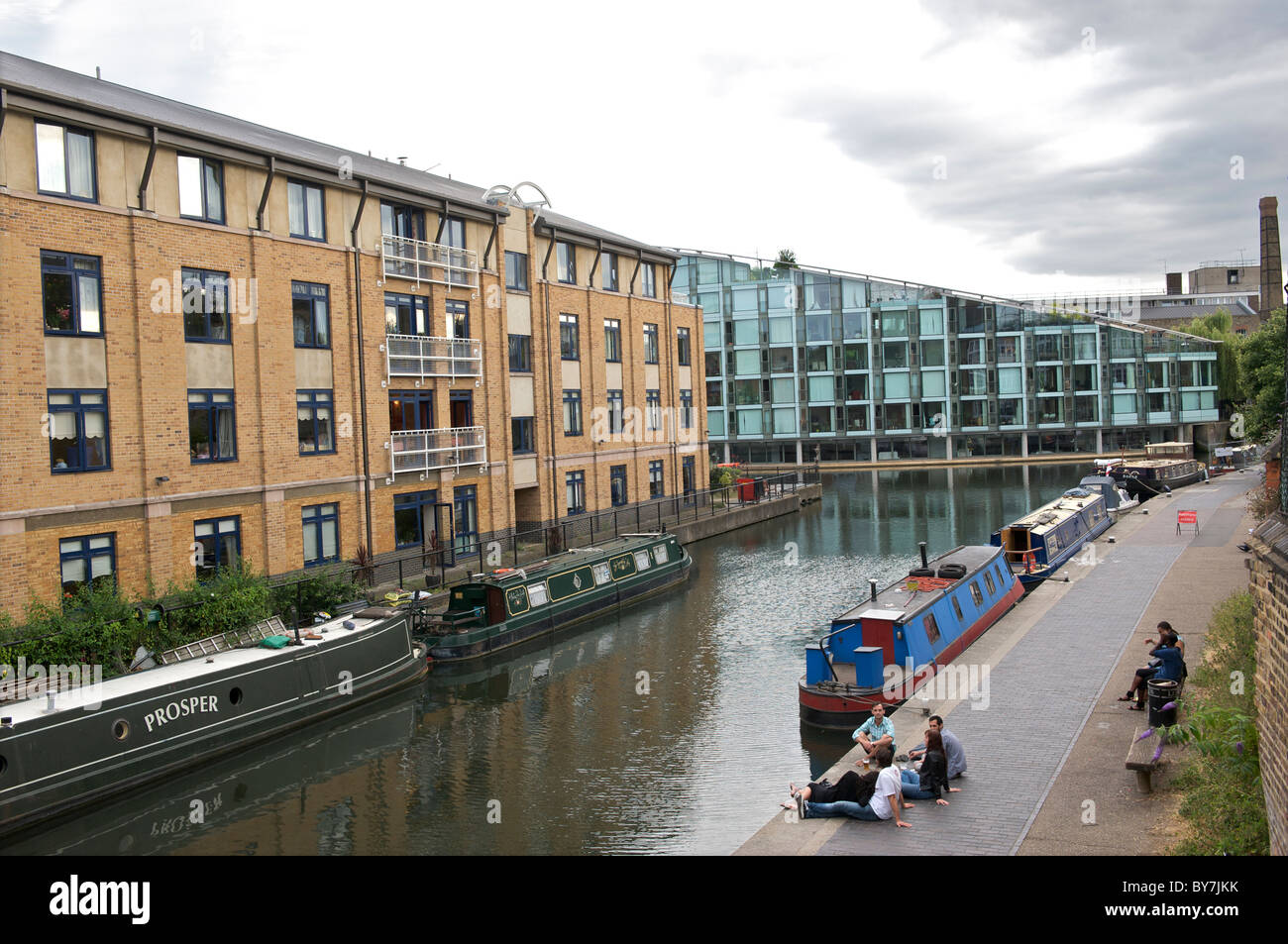 Alloggiamento di Londra a fianco il Regents Canal Londra Foto Stock