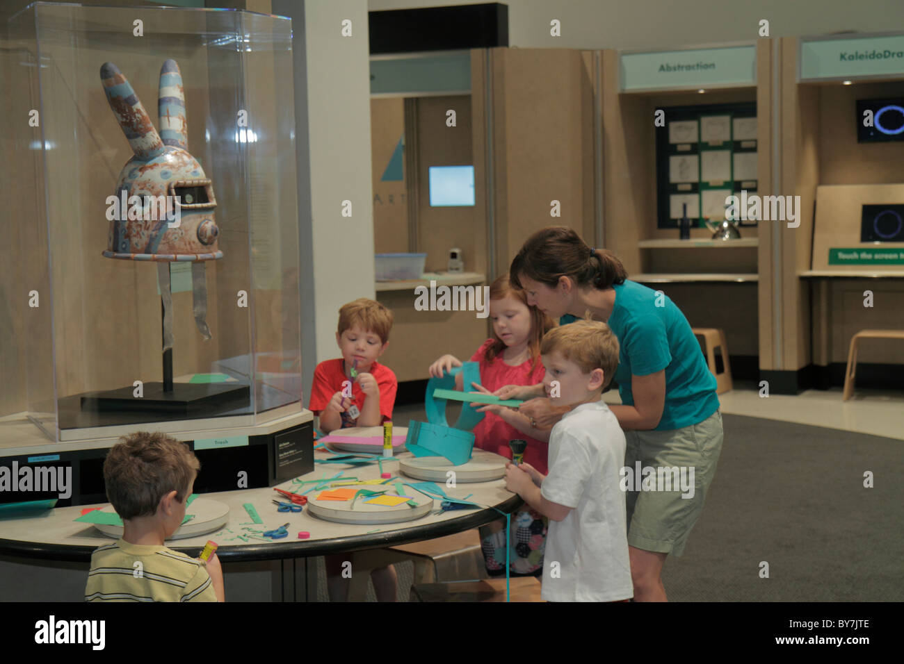 Tennessee Nashville,Centro Frist per le Arti visive,Galleria ArtQuest,centro interattivo,stazione pratica,imparare,istruzione,insegnante,insegnanti,donna female Foto Stock