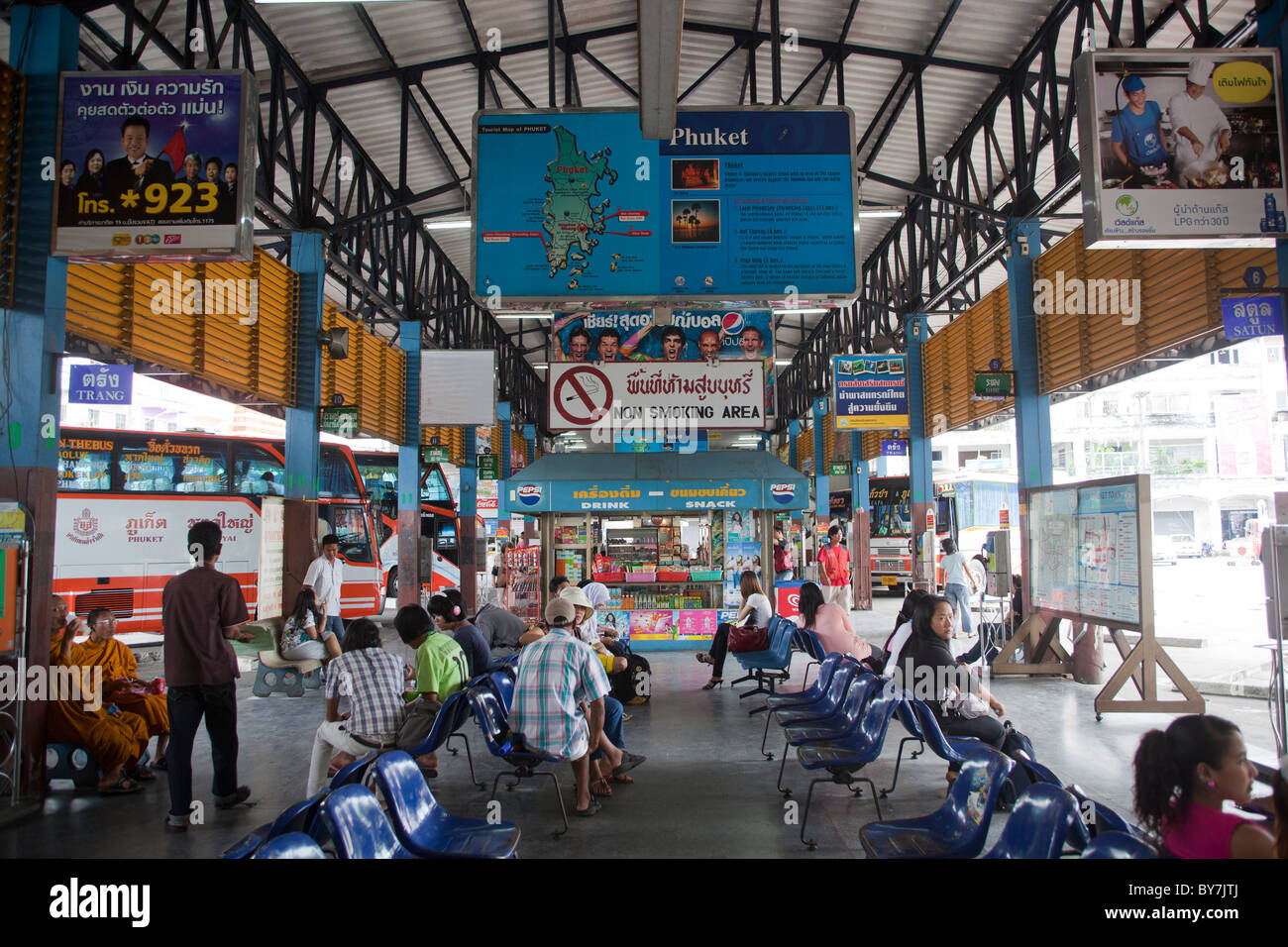 Distanza lungo il Terminal degli Autobus della citta' di Phuket Phuket Thailandia Foto Stock