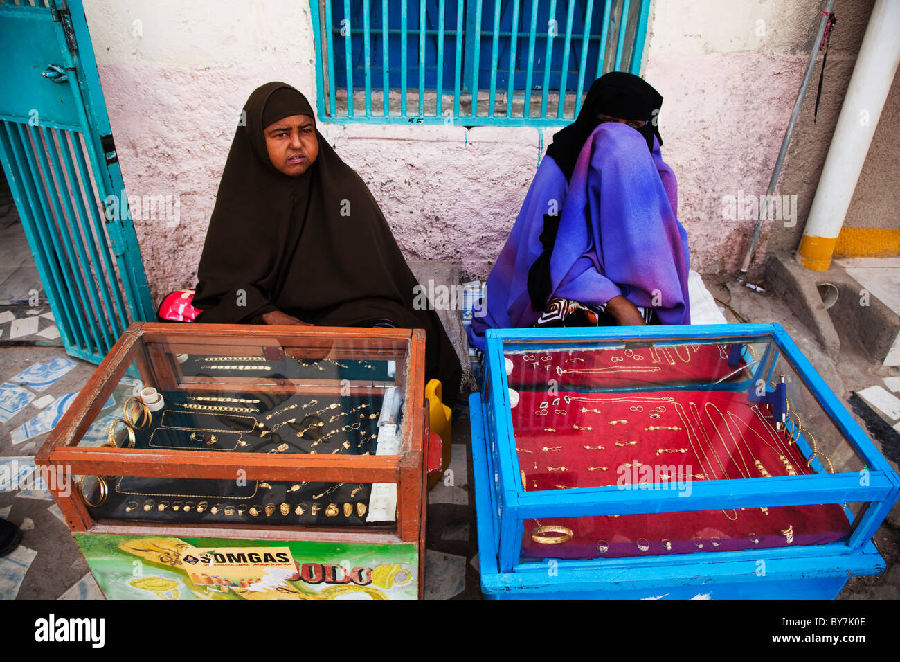 Le donne di commercianti vendere oro Gioielli in Hargeysamarker, il Somaliland e la Somalia, Africa Foto Stock