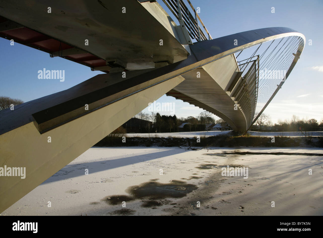 Il Millennium Bridge oltre il fiume congelato Ouse in York, North Yorkshire, Inghilterra. Foto Stock