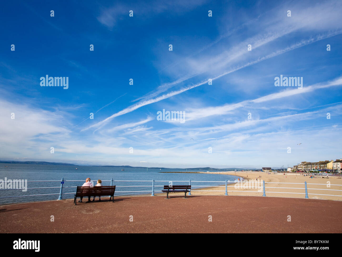 Panchine sul lungomare a Morecambe affacciato sulla baia di Morecambe Foto Stock