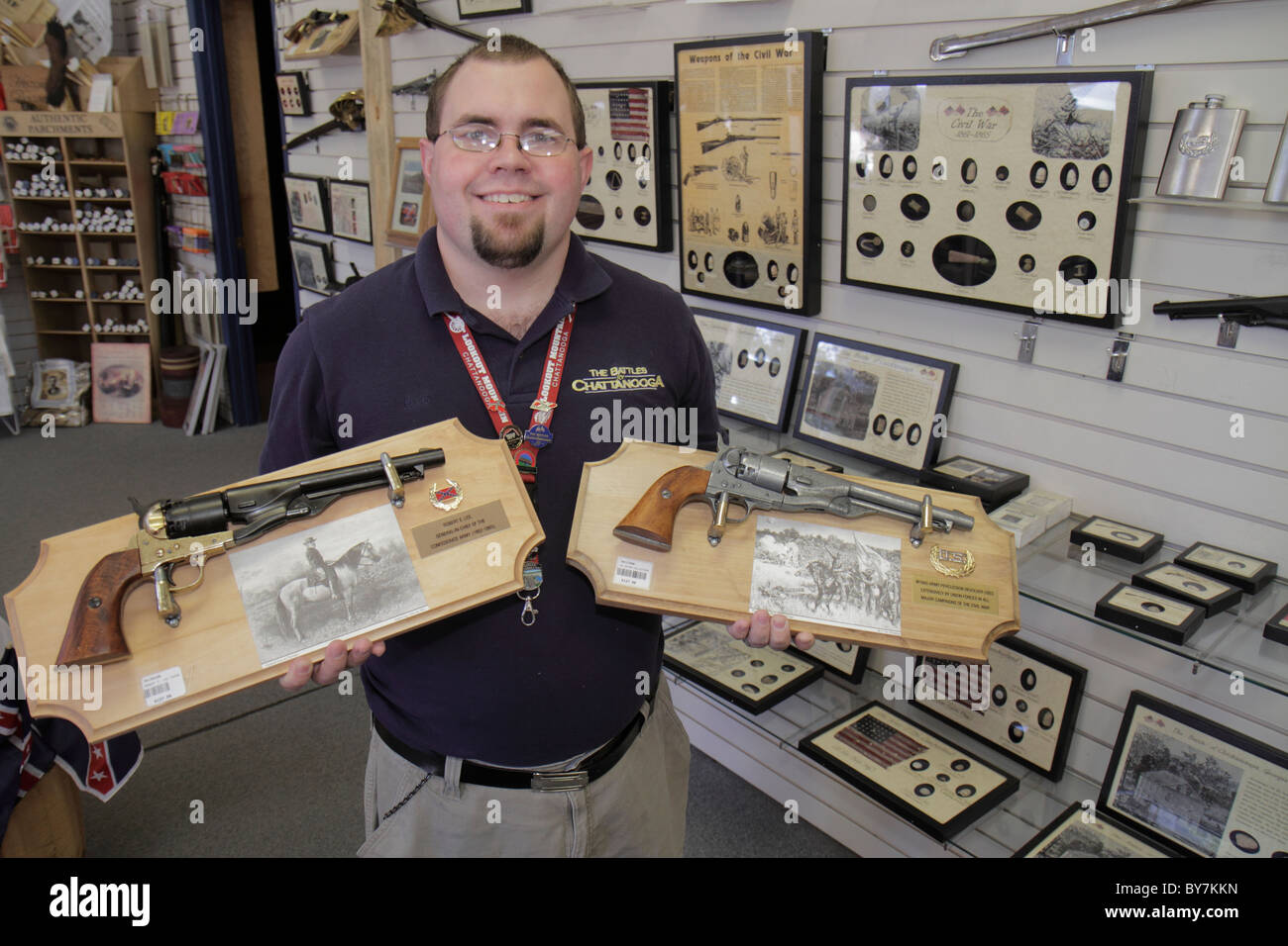 Tennessee Chattanooga,Lookout Mountain,Museo Ochs,Guerra civile,reliquie,oggetti da collezione,vendita vetrina,militare,arma,pistola,storia,vendita display uomo ma Foto Stock