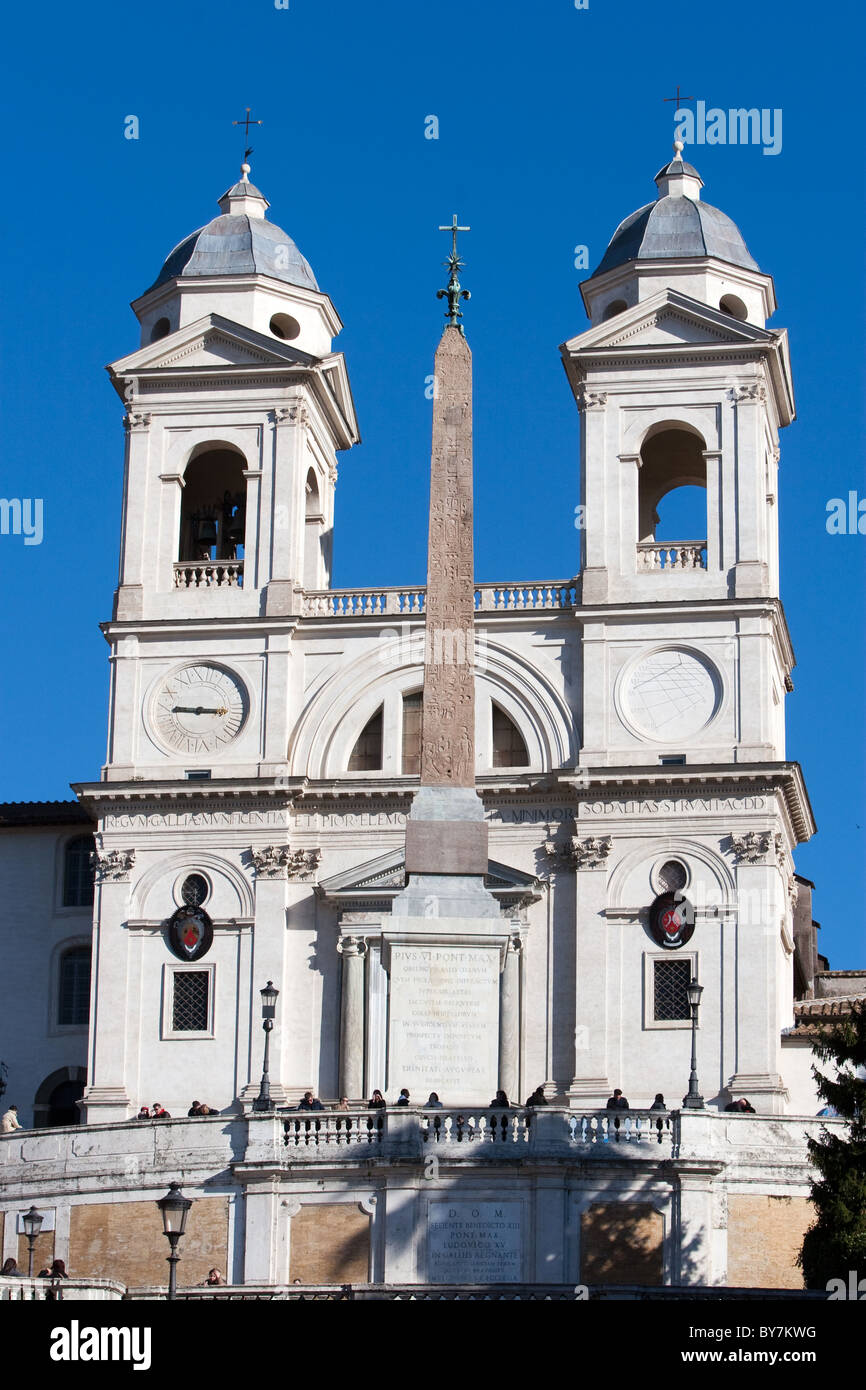 Roma Italia Trinita dei Monti chiesa facciata e l'obelisco. Foto Stock