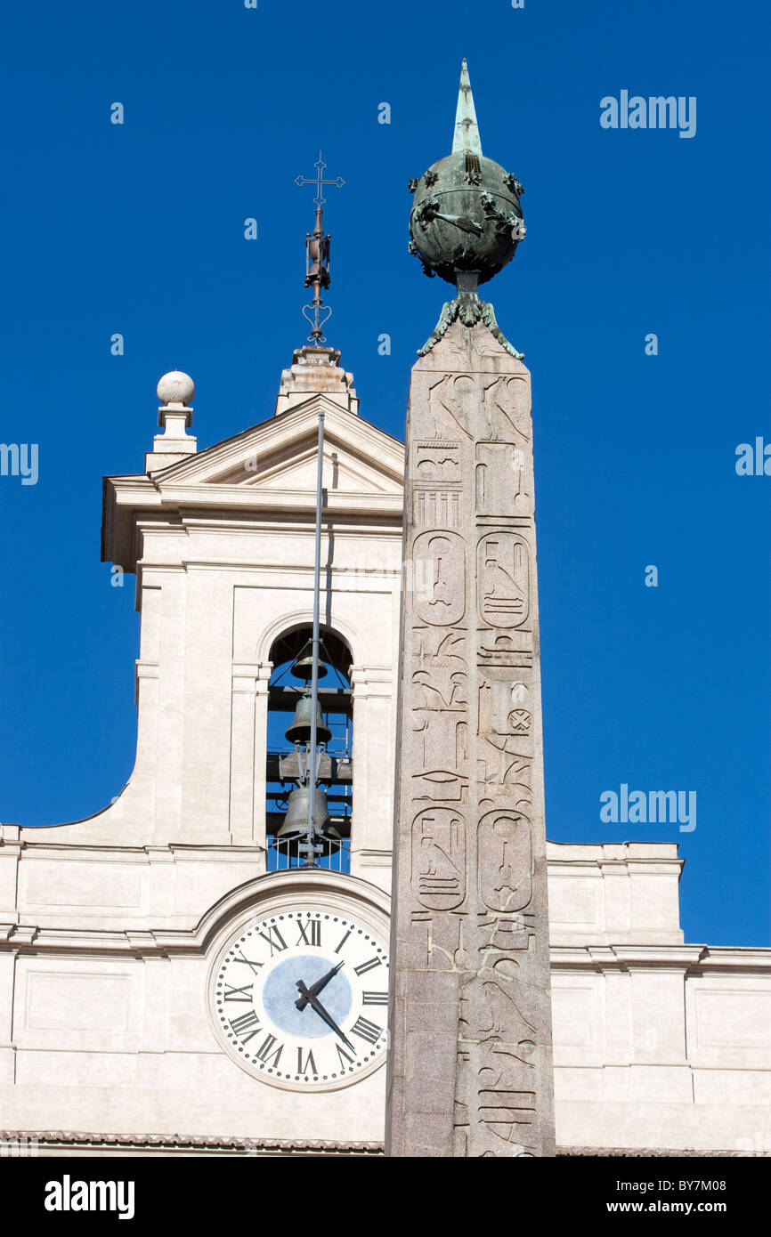 Roma Italia Trinita dei Monti chiesa facciata e l'obelisco. Foto Stock