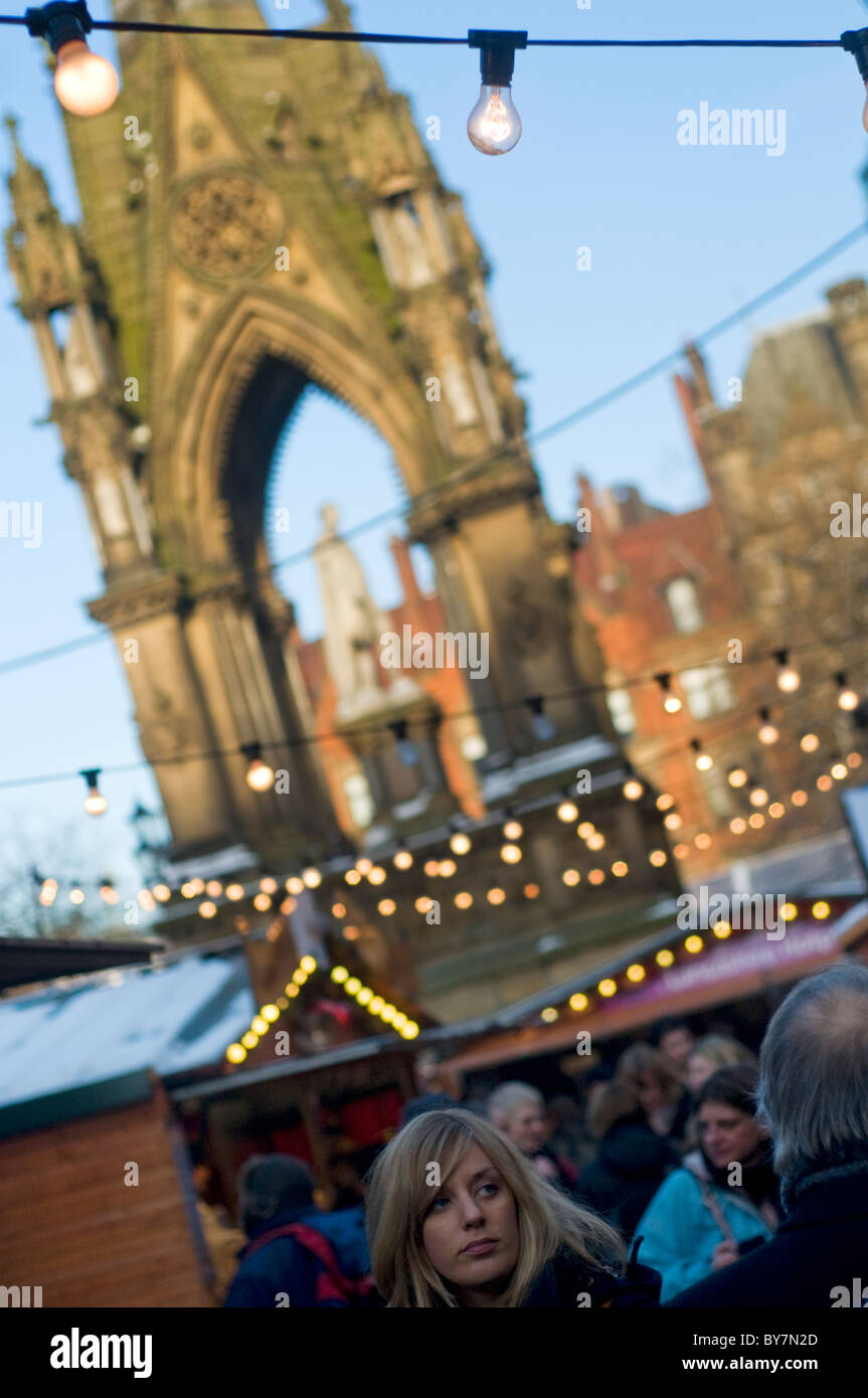 I visitatori di Manchester (Inghilterra) mercatino di Natale in piazza Albert Foto Stock