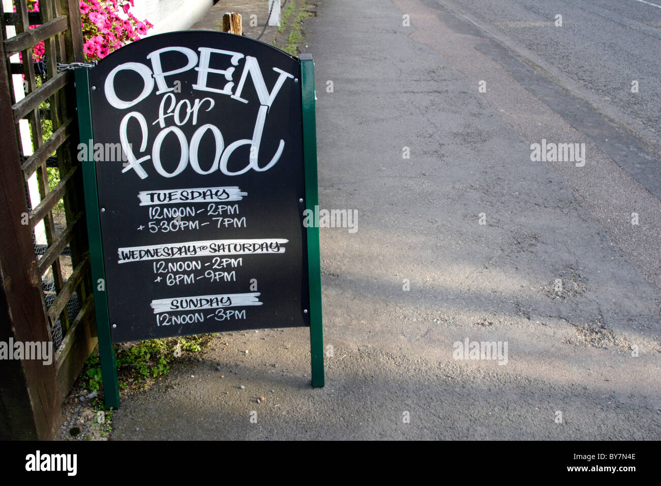 Il pub inglese segno alimentare sul marciapiede , Inghilterra , REGNO UNITO Foto Stock