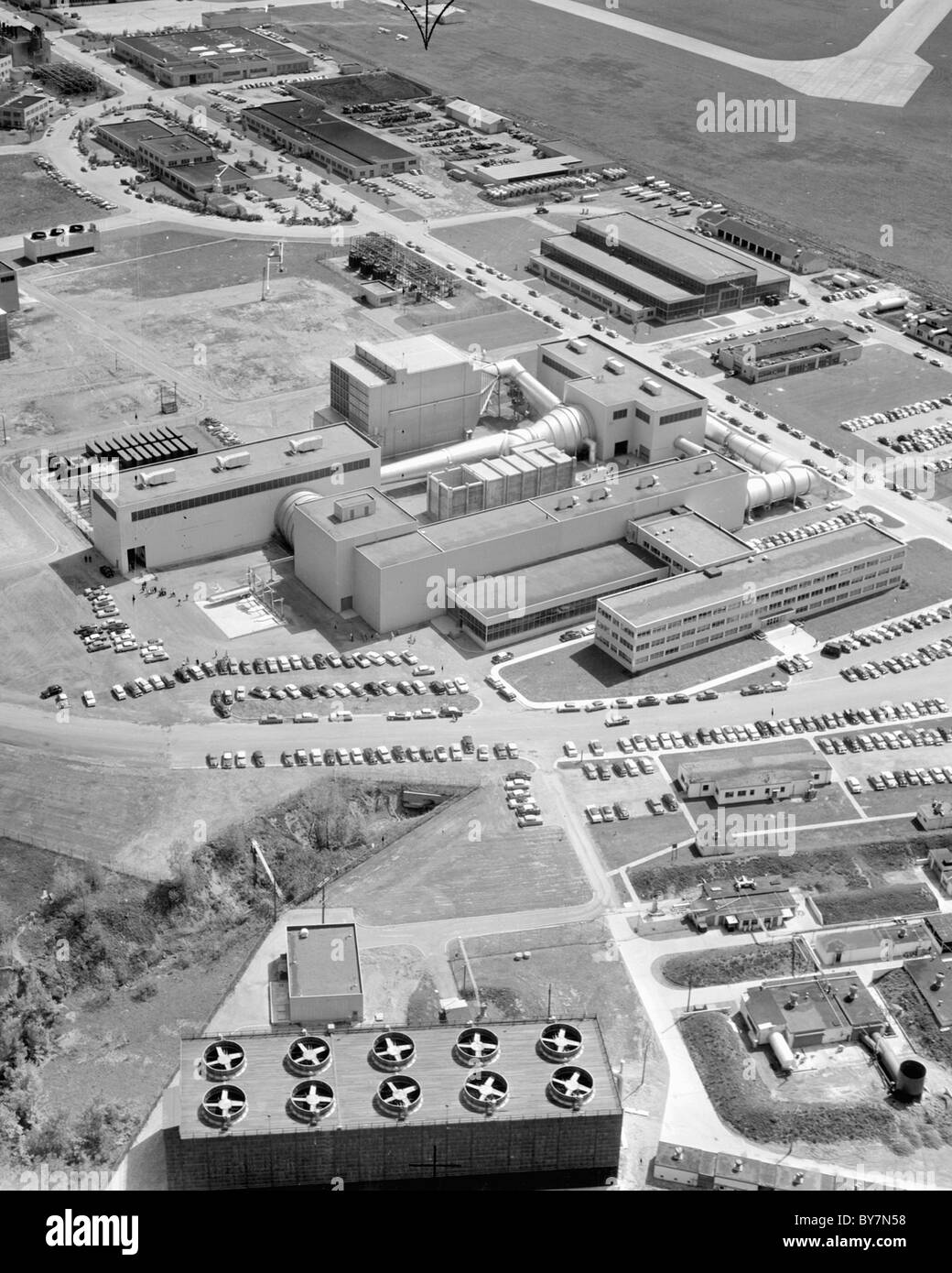 1956 vista aerea mostra il centro di Lewis, ora noto come John H. Glenn Research Center al campo di Lewis. Cleveland, Ohio. Foto Stock