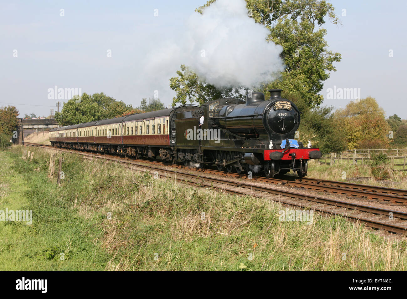 Treno a vapore sul grande stazione centrale ferroviaria loughborough Foto Stock