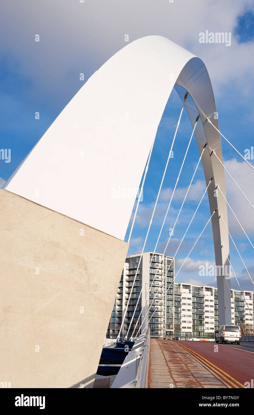 Il Clyde Arc ponte che attraversa il fiume Clyde e l'India Quay Edificio, Glasgow, Scotland, Regno Unito. Foto Stock