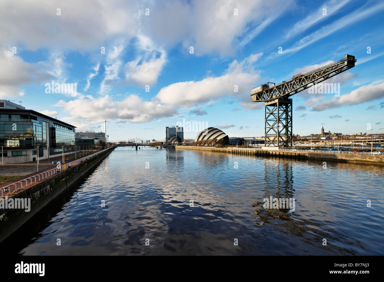 Vista lungo il fiume Clyde dalla Clyde Arc Bridge, Glasgow, Scotland, Regno Unito Foto Stock