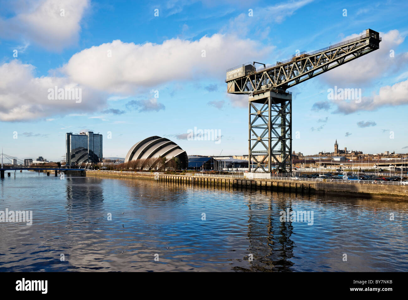 Vista lungo il fiume Clyde dalla Clyde Arc Bridge, Glasgow, Scotland, Regno Unito Foto Stock