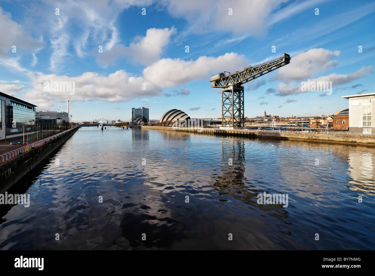 Vista lungo il fiume Clyde dalla Clyde Arc Bridge, Glasgow, Scotland, Regno Unito Foto Stock