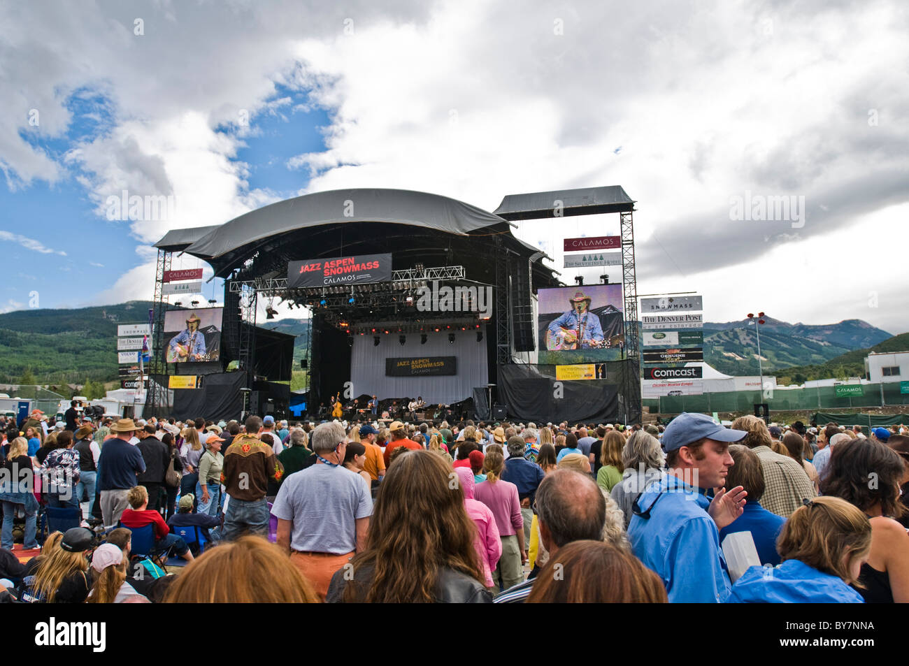 Jazz Aspen Snowmass Music Festival di Snowmass Colorado durante Dwight Yoakam live set. Foto Stock