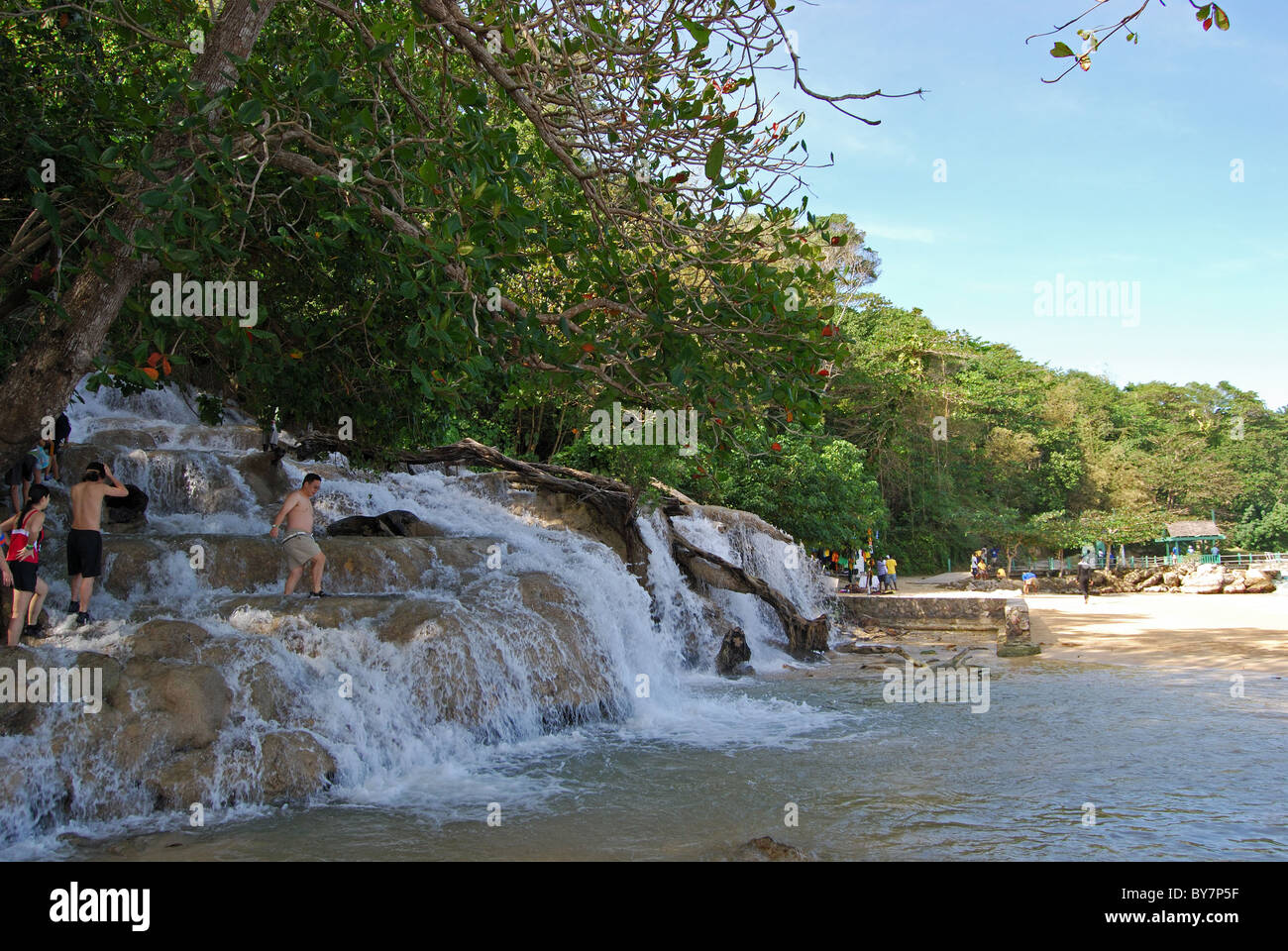 Le persone in piedi in Dunns River Falls, Ocho Rios, Middlesex County, in Giamaica, Caraibi. Foto Stock