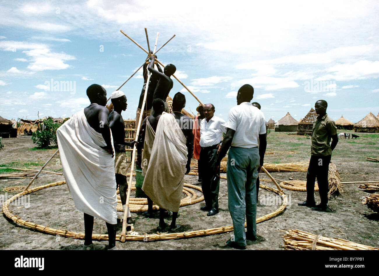 La costruzione di tipo tradizionale rifugio di Malakal, Sud Sudan - il sud Sudan. Finito di capanne in background. Foto Stock