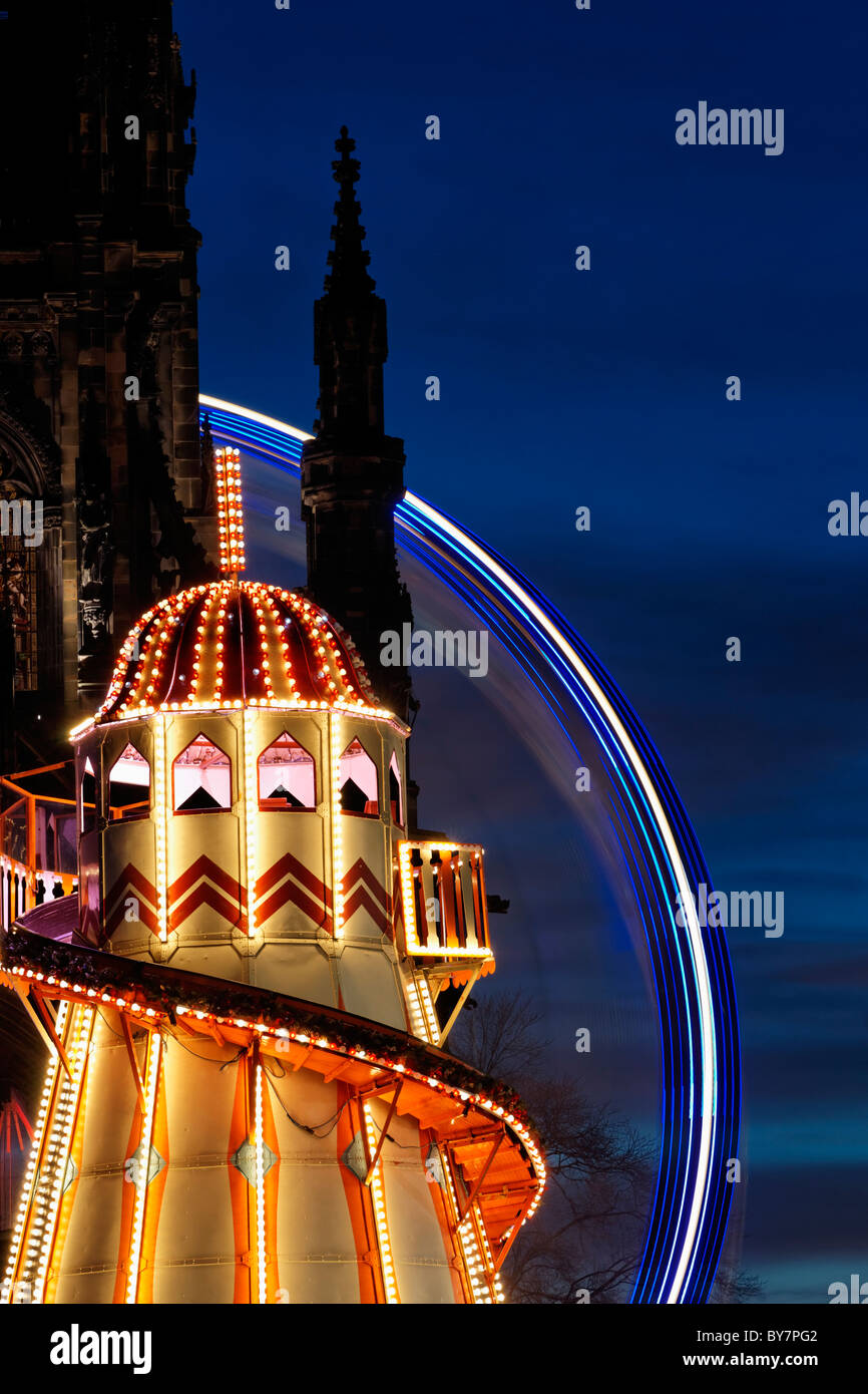 Helter Skelter davanti al Monumento di Scott, Edimburgo, Scozia, Regno Unito. Foto Stock