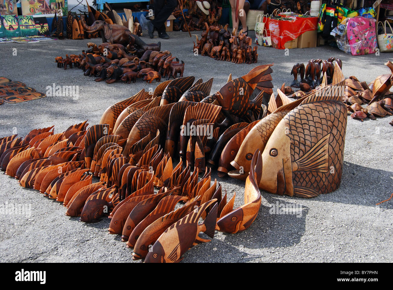 In legno intagliato negozio di souvenir in vendita in banchina, Montego Bay, Giamaica, dei Caraibi. Foto Stock