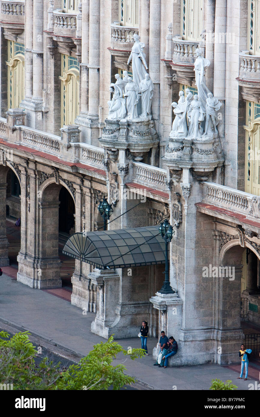 Cuba, La Habana. Teatro Nazionale edificio progettato dall architetto belga Paul Belau. Scultura di scultore italiano Giuseppe Moretti Foto Stock