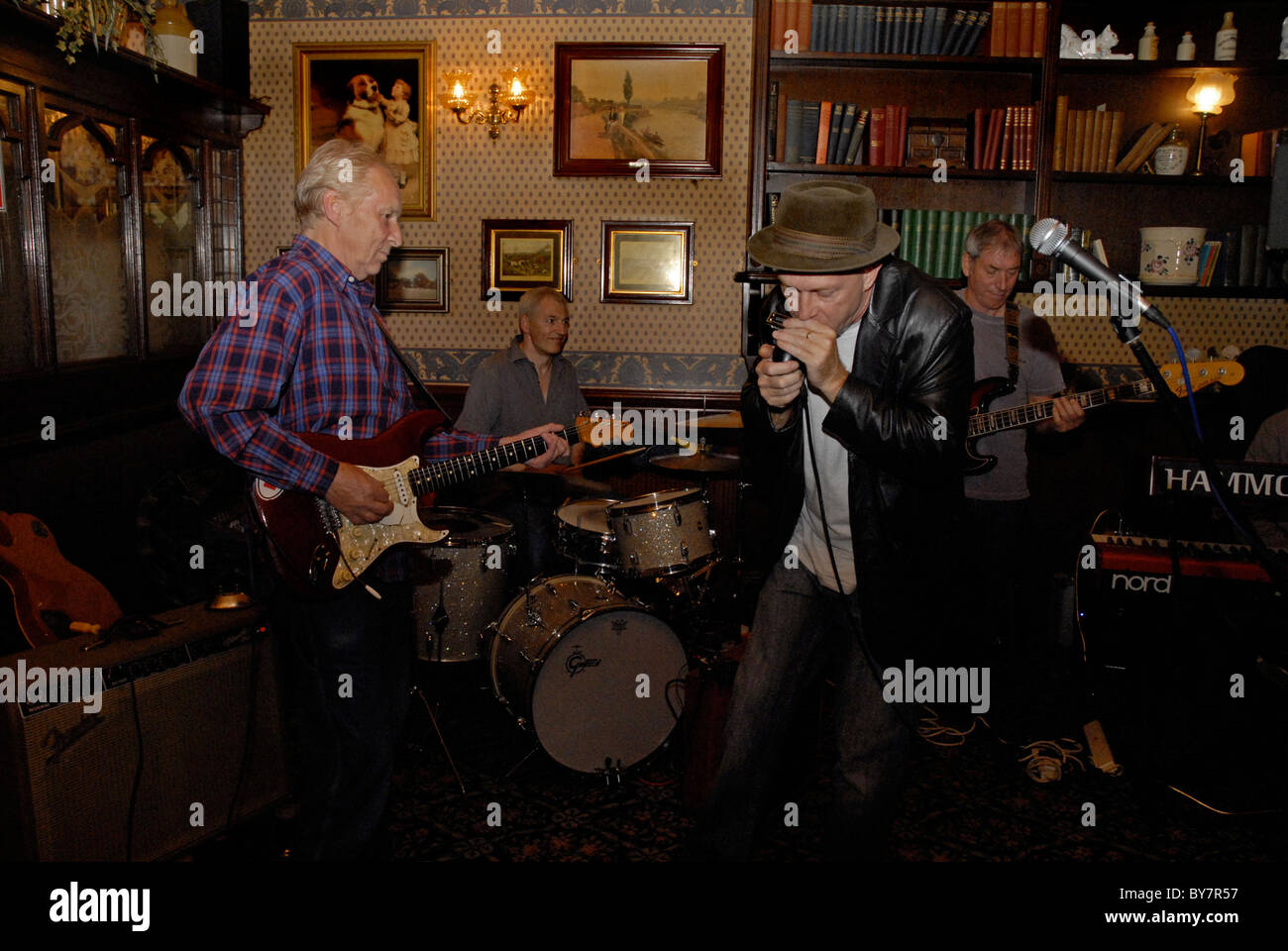 Persone che ballano nel pub locale a live band nel sud di Londra Foto Stock