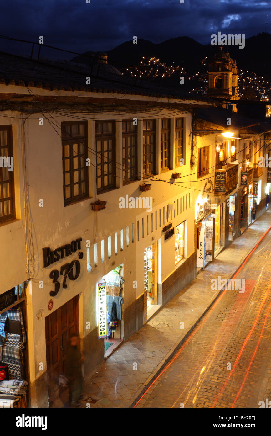 Calle Triunfo in Cusco durante la notte Foto Stock