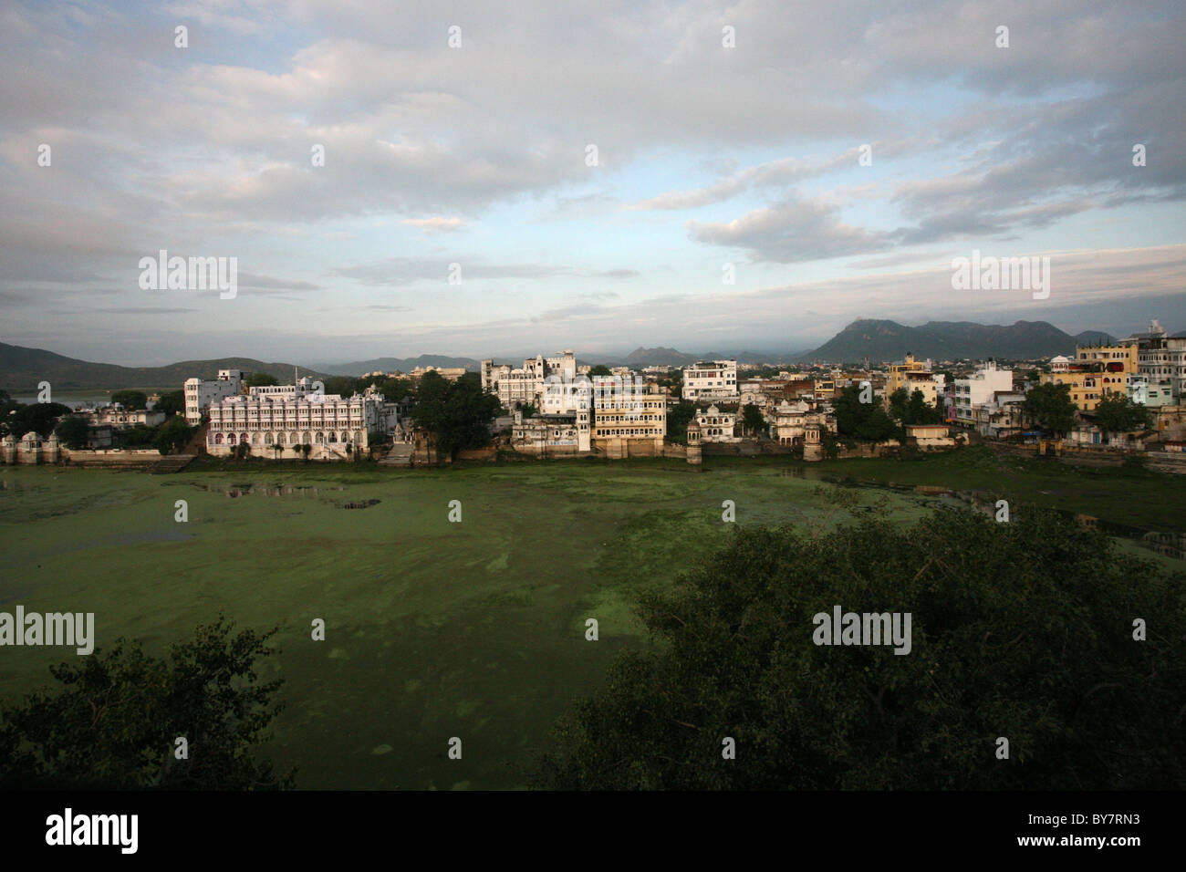 Vista la mattina sul lago Pichola, Udaipur, Rajasthan, India Foto Stock