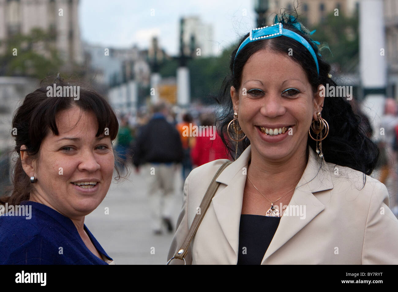 Cuba, La Habana. Due Donne Cubane sul Paseo de Marti. Foto Stock