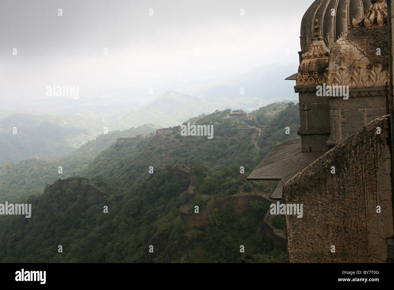 Bastioni e vista oltre a Kumbalgarh Fort vicino a Udaipur, Rajasthan, India Foto Stock