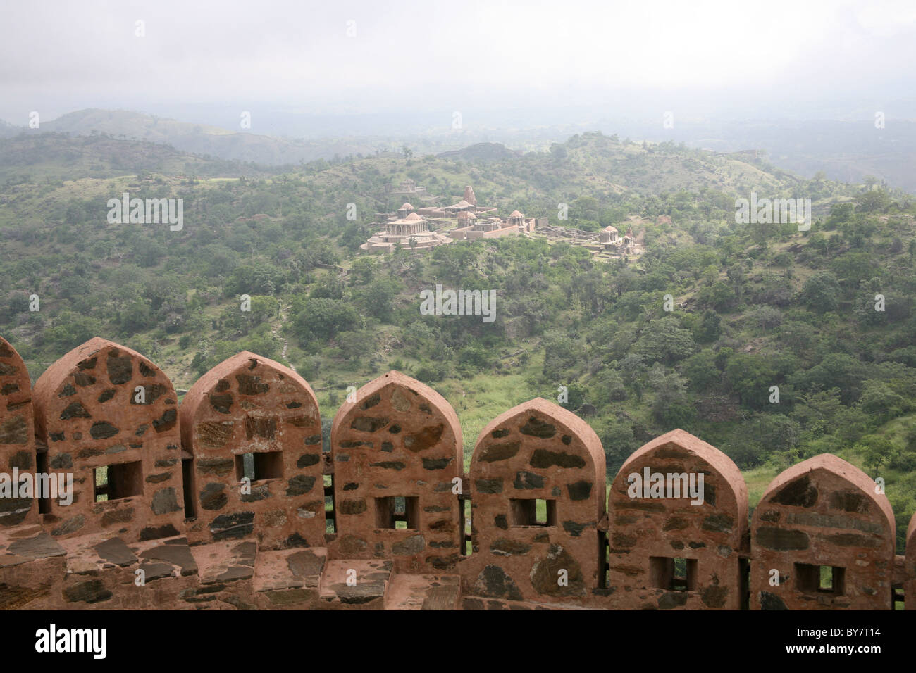 Bastioni e vista oltre al tempio a Kumbalgarh Fort vicino a Udaipur, Rajasthan, India Foto Stock