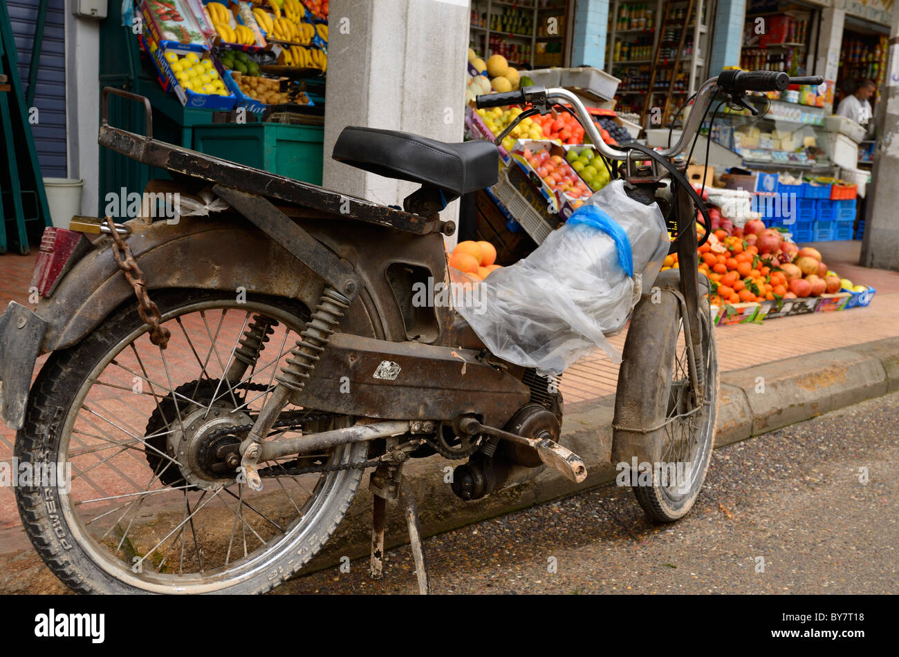 Vecchia moto parcheggiata nel negozio di alimentari nel outdoor casablanca nuovo mercato del Marocco Foto Stock