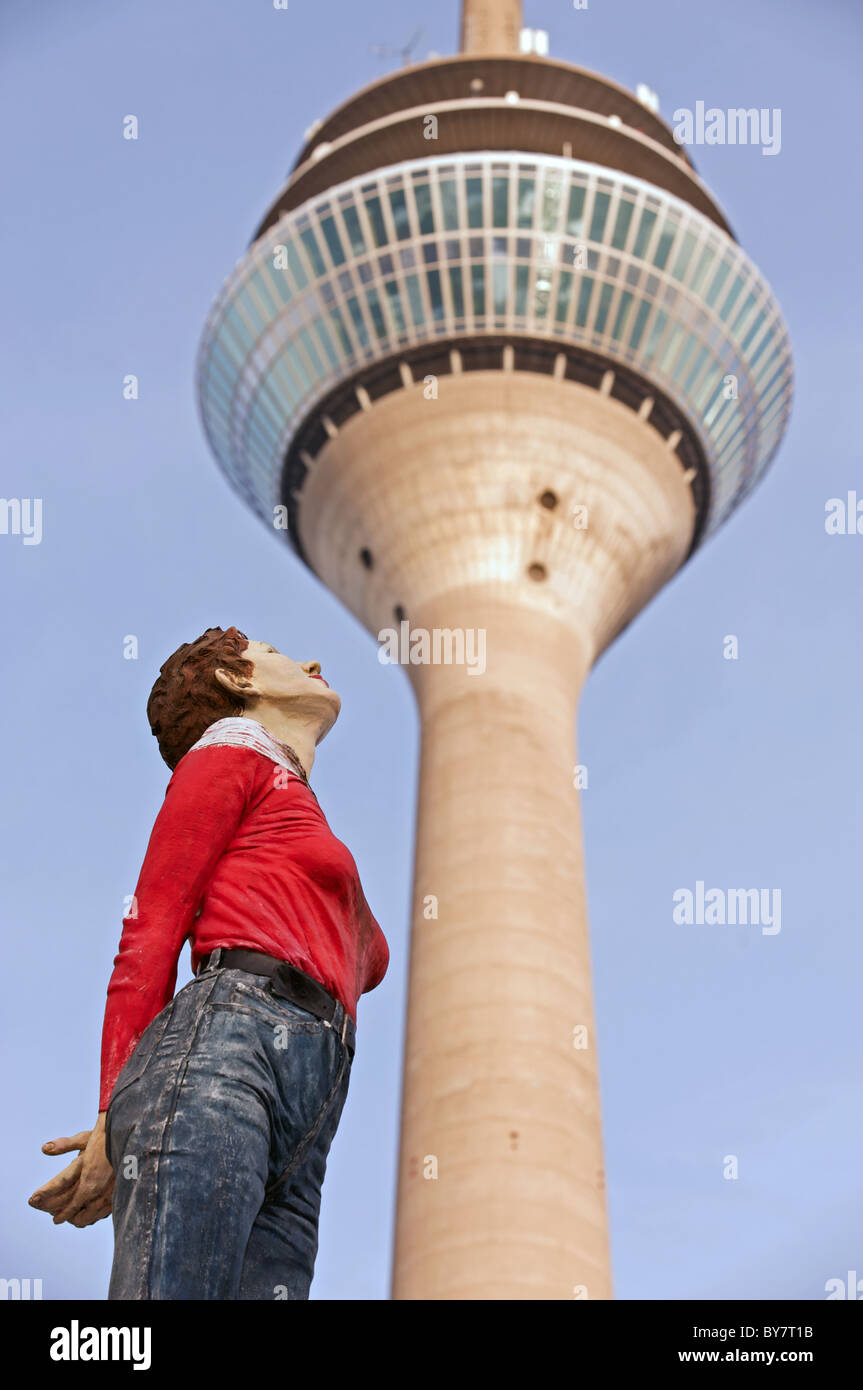 Vita-dimensioni scultura di donna vicino alla Rheinturm, di una torre di comunicazione, Dusseldorf, Germania. Foto Stock