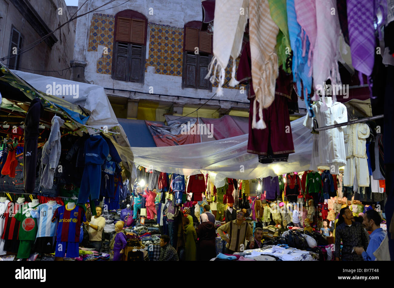 Affollato il labirinto e negozianti di abbigliamento nella vecchia Medina di Casablanca in Marocco il Nord Africa Foto Stock