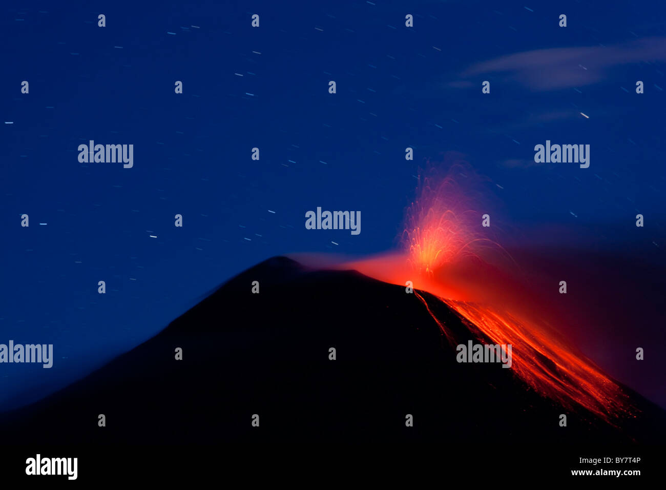 Vulcano Tungurahua eruttando con flusso di lava, Banos, Ecuador Foto Stock