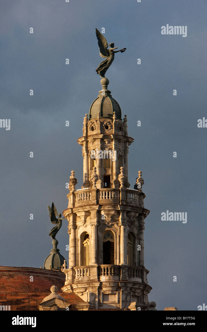 Cuba, La Habana. Teatro Nazionale edificio. Progettato da architetto belga Paul Belau. Inaugurato 1915. Foto Stock