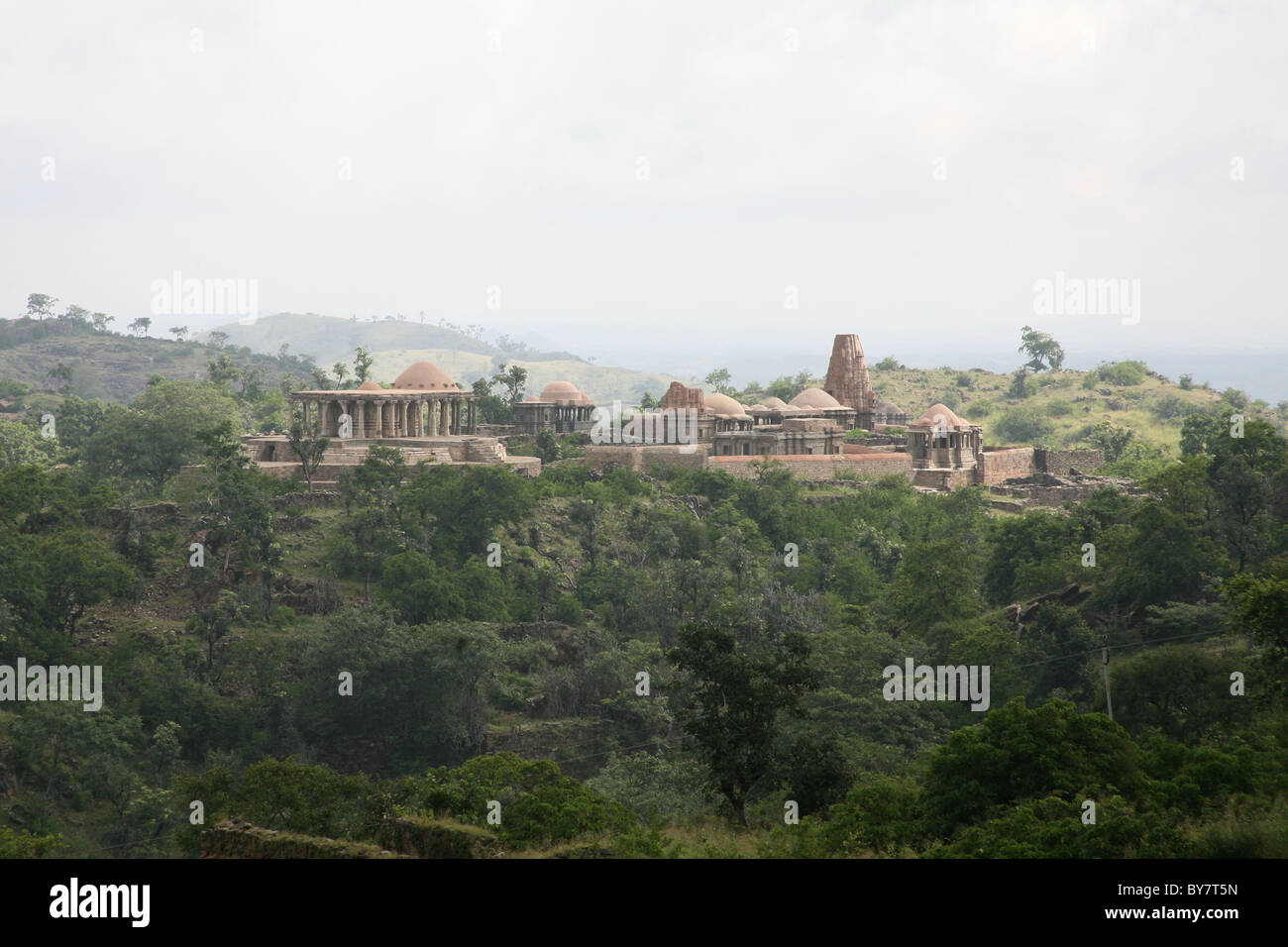 Vista del tempio nella foresta da Kumbalgarh Fort vicino a Udaipur, Rajasthan, India Foto Stock