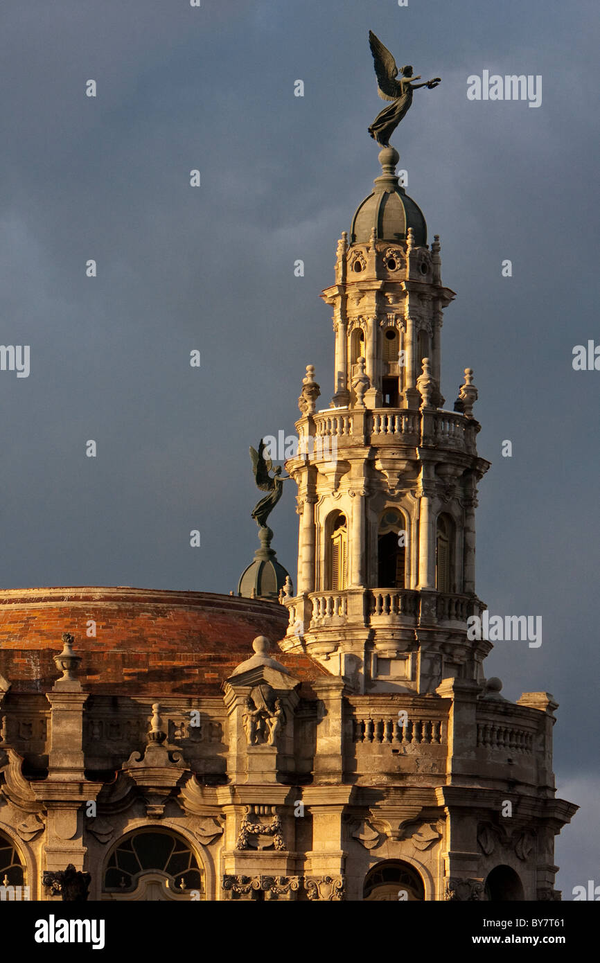 Cuba, La Habana. Teatro Nazionale edificio. Progettato da architetto belga Paul Belau. Inaugurato 1915. Foto Stock