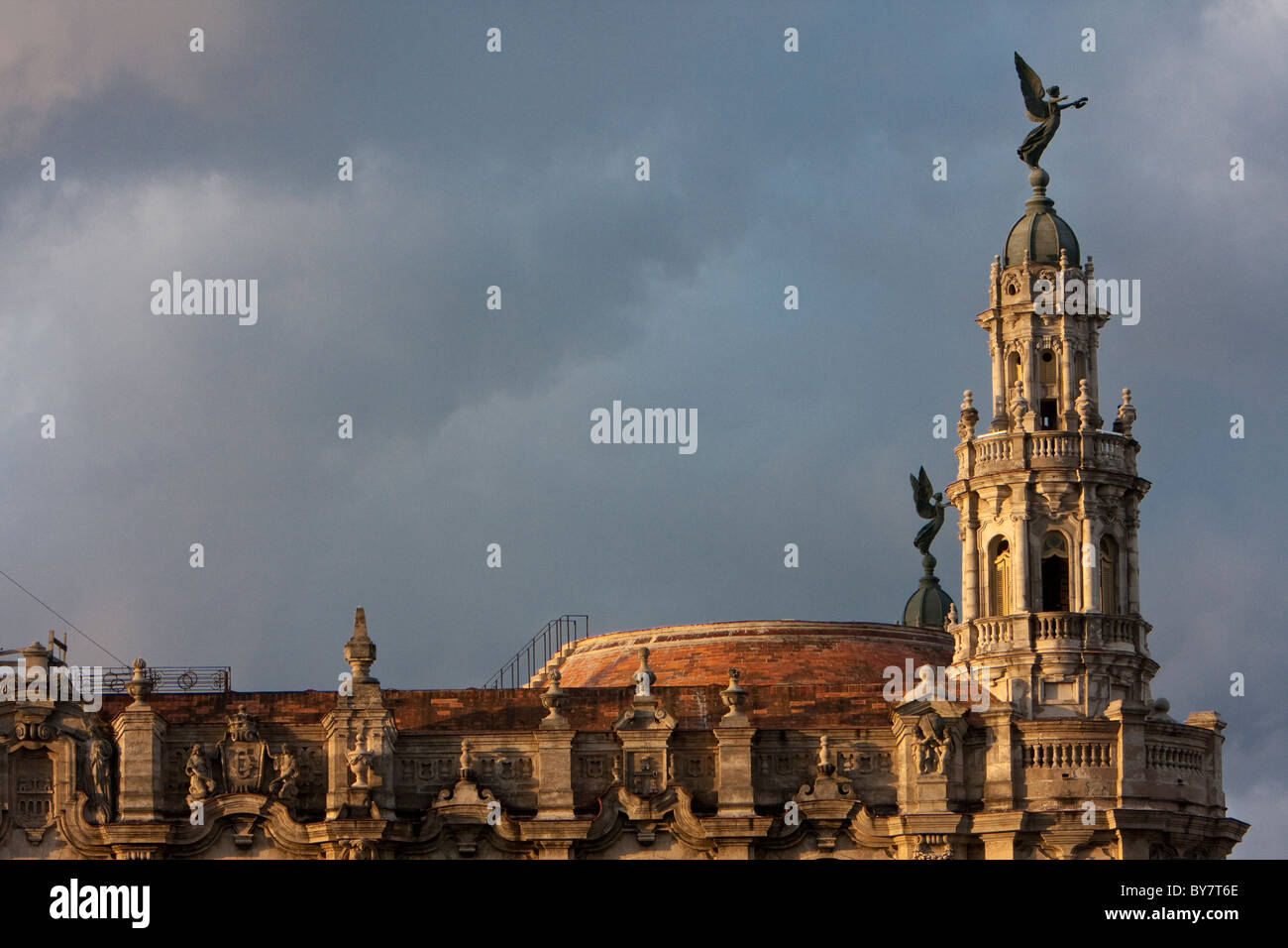 Cuba, La Habana. Teatro Nazionale edificio. Progettato da architetto belga Paul Belau. Inaugurato 1915. Foto Stock