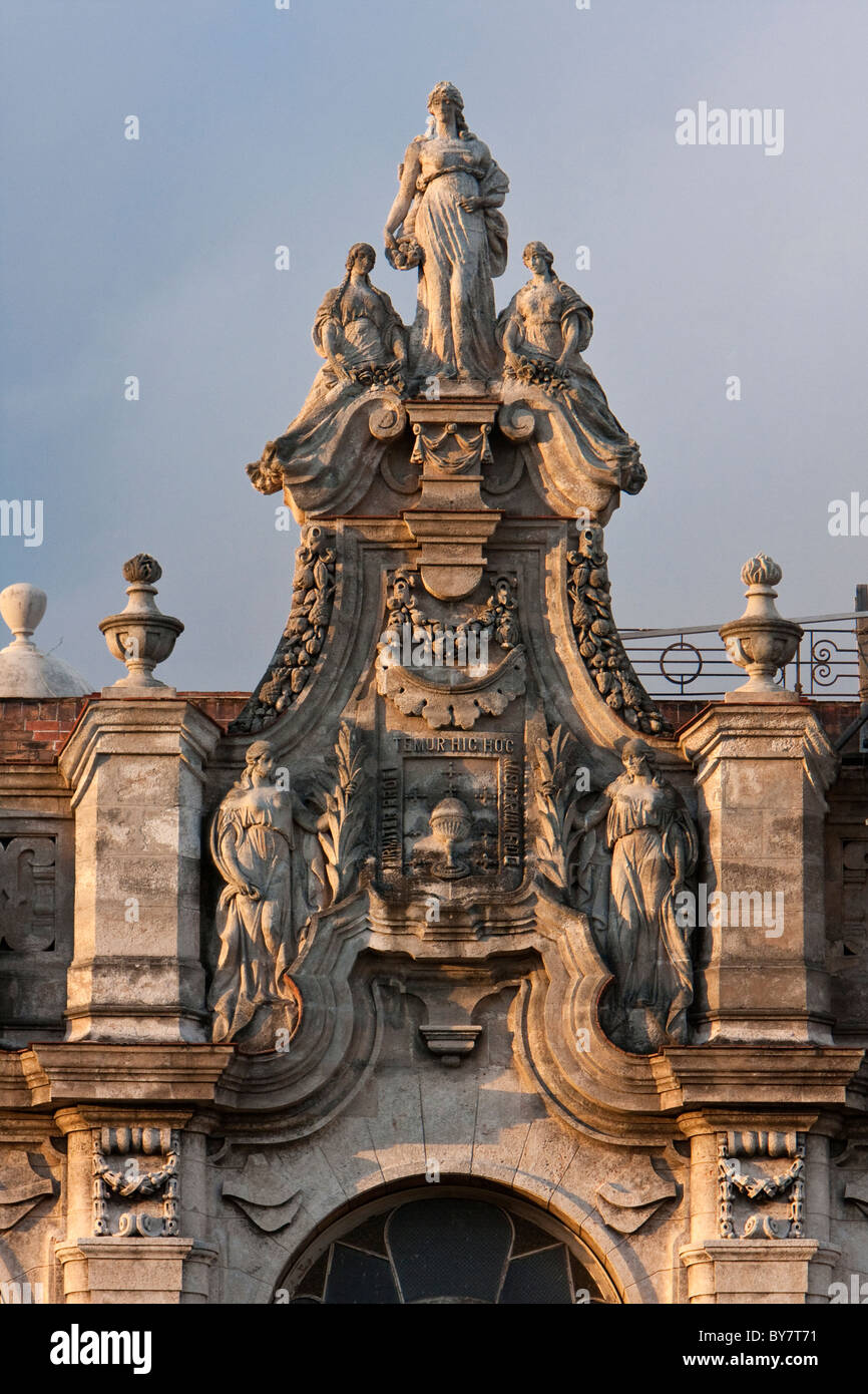 Cuba, La Habana. Teatro Nazionale edificio. Progettato da architetto belga Paul Belau. Inaugurato 1915. Foto Stock