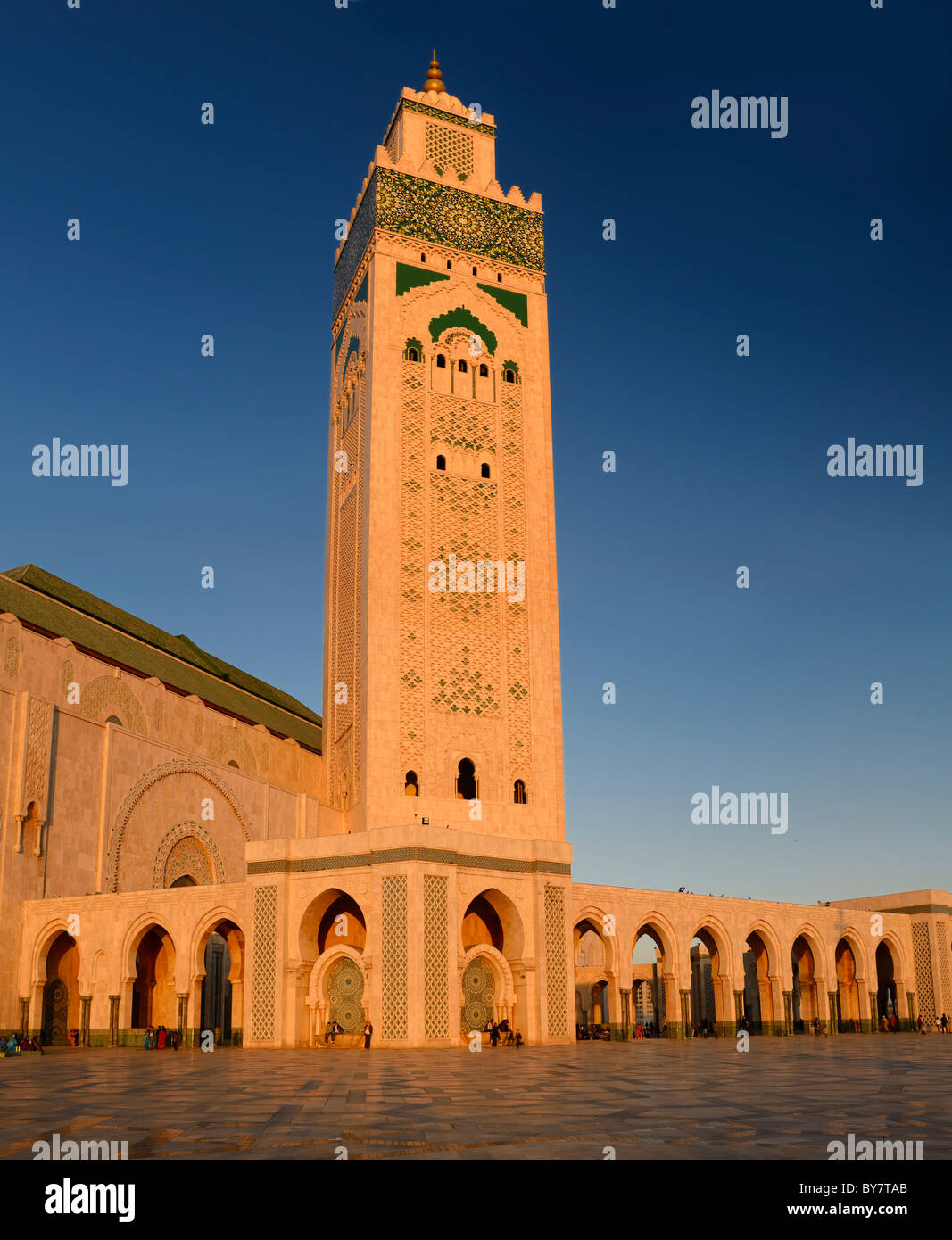 Golden Moschea Hassan II con il blu del cielo al tramonto e mondi più alto minareto con architettura moresca di Casablanca in Marocco Foto Stock
