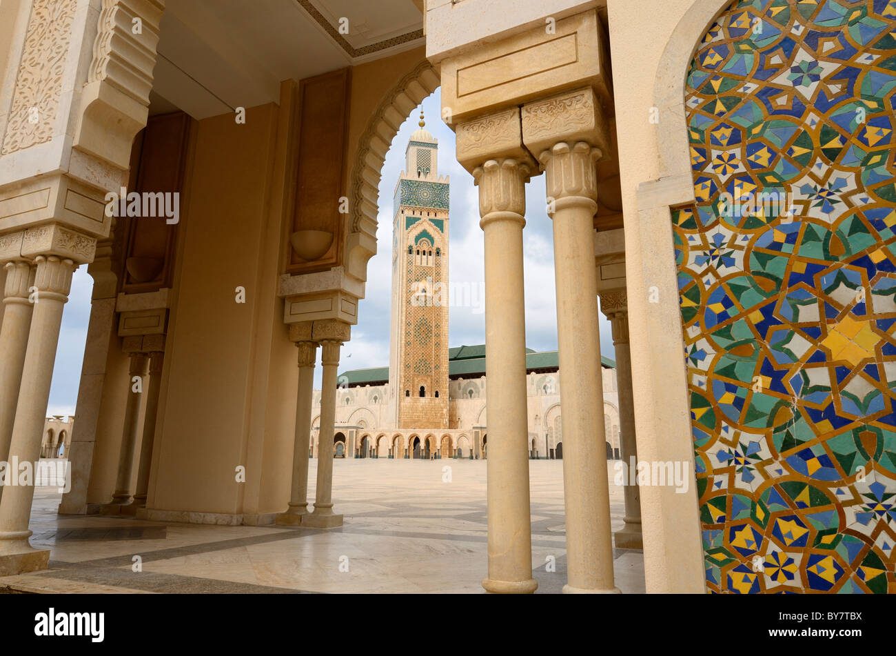 Moschea di Hassan II minareto incorniciata da un arco plaza e il mosaico a Casablanca in Marocco Foto Stock