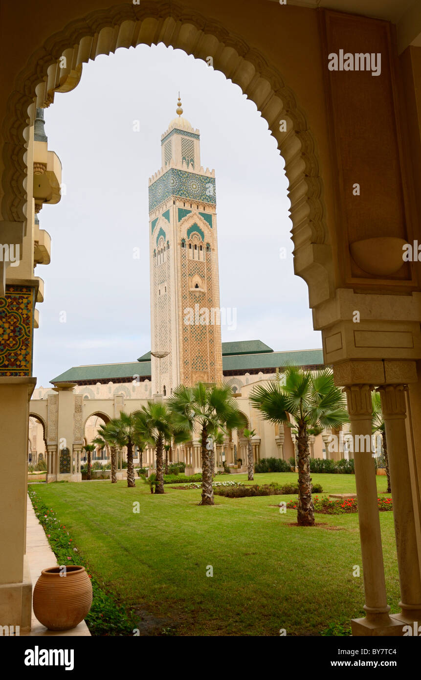 Vista incorniciata del minareto più alto in tutto il mondo presso la moschea di Hassan II Casablanca in Marocco Foto Stock
