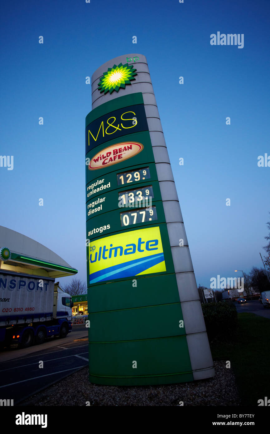 I prezzi del carburante visualizzato su un garage BP e il piazzale antistante Foto Stock