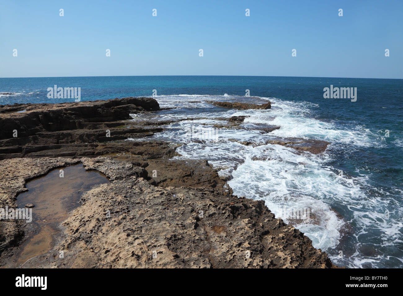 Pittoresca costa del Mar Mediterraneo in primavera. Confine settentrionale di Israele Foto Stock